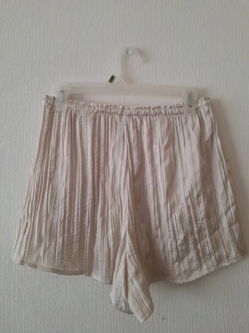 Shorts plisados beige para mujer - 2
