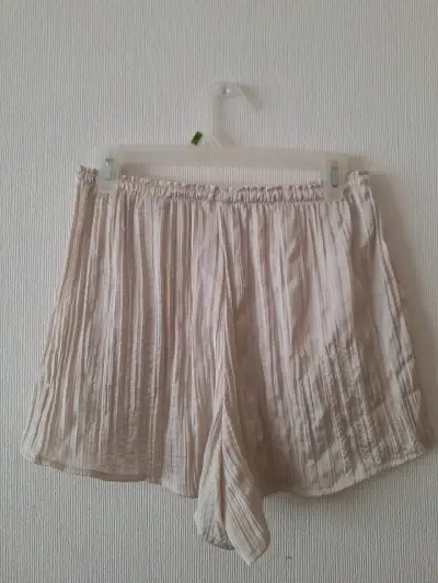 Shorts plisados beige para mujer - miniatura 2