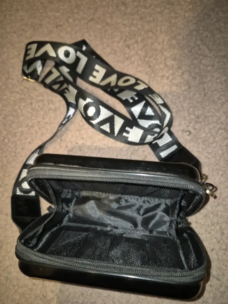 Cartera negra con diseño geométrico y correa ajustable - 2
