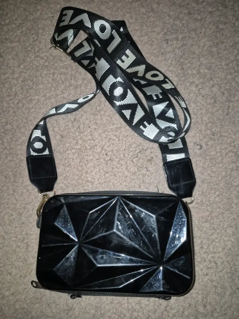 Cartera negra con diseño geométrico y correa ajustable - 3