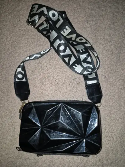 Cartera negra con diseño geométrico y correa ajustable - miniatura 3