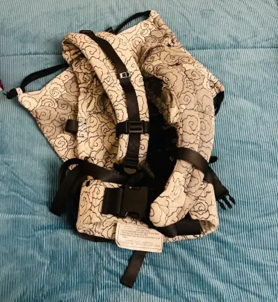 Mochila portabebés ergonómica con diseño floral - miniatura 1