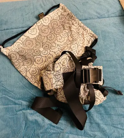 Mochila portabebés ergonómica con diseño floral - miniatura 3