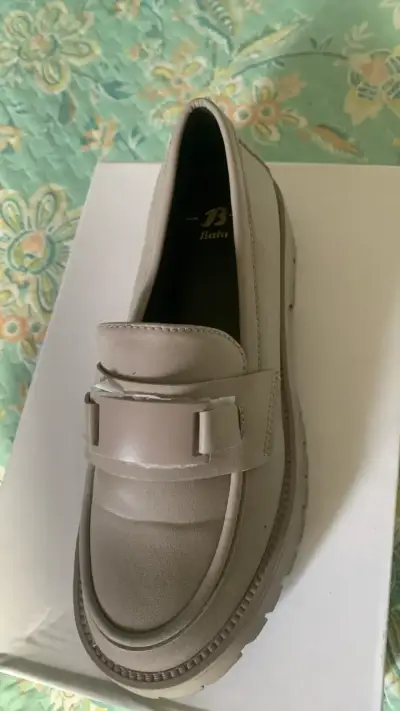 Zapatos mocasines beige con suela gruesa - miniatura 4