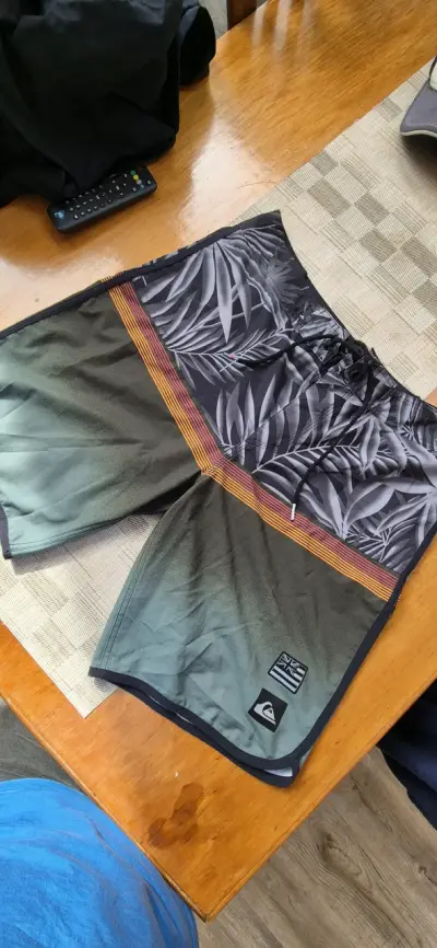 Shorts de baño Quiksilver con estampado tropical - miniatura 1