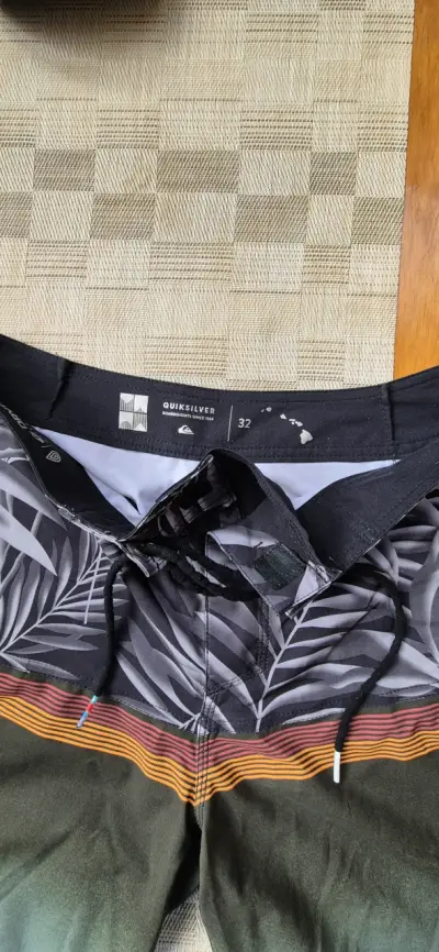 Shorts de baño Quiksilver con estampado tropical - miniatura 2