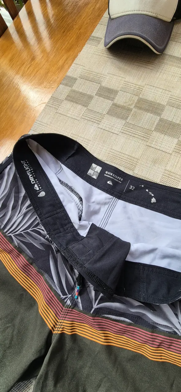 Shorts de baño Quiksilver con estampado tropical - 3