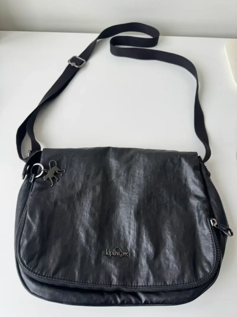 Bandolera negra Kipling con diseño elegante