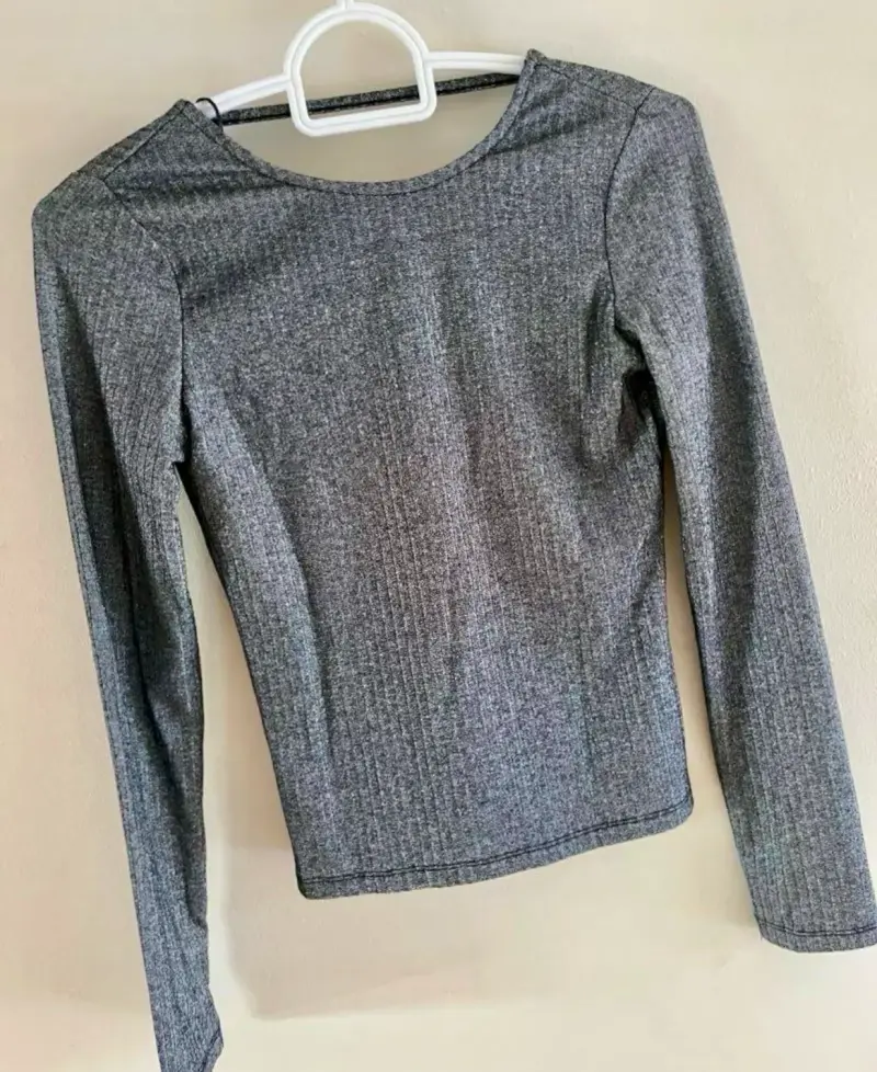 Polera gris de manga larga con espalda abierta - 2