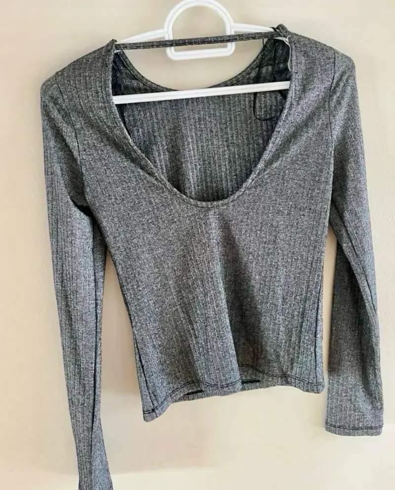 Polera gris de manga larga con espalda abierta - 4