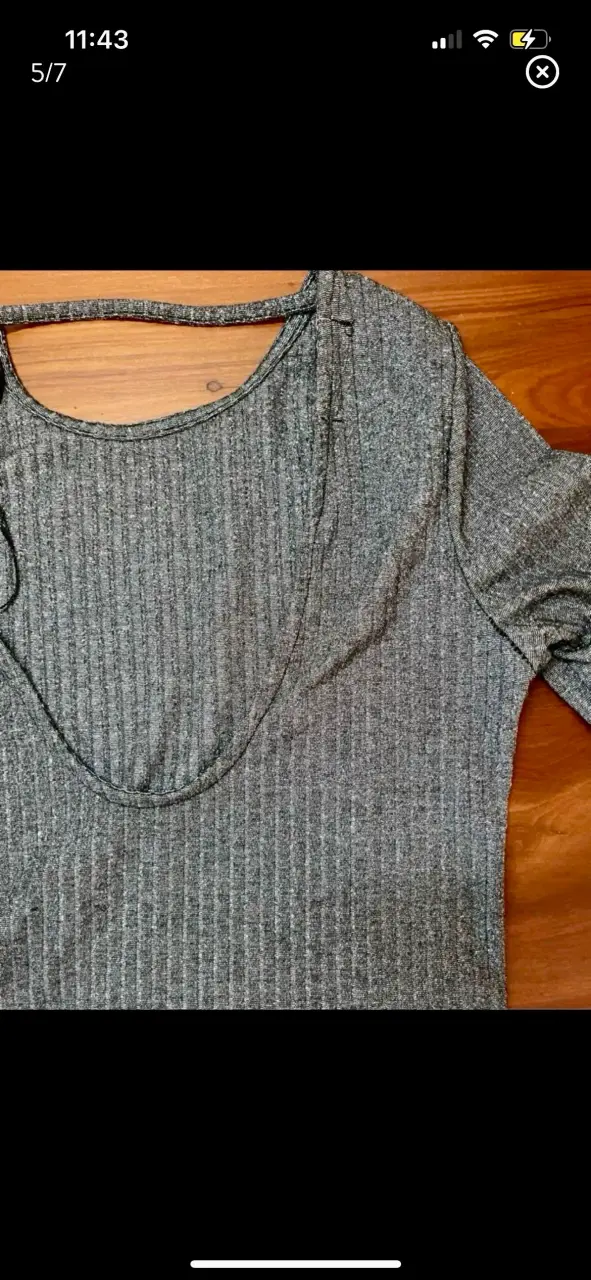 Polera gris de manga larga con espalda abierta - 5