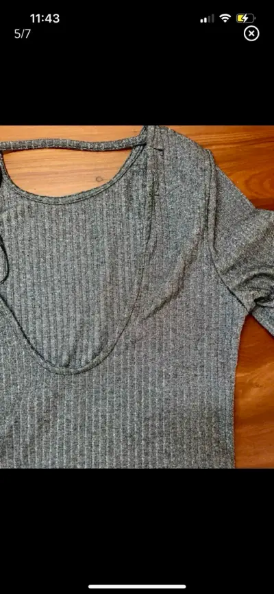 Polera gris de manga larga con espalda abierta - miniatura 5