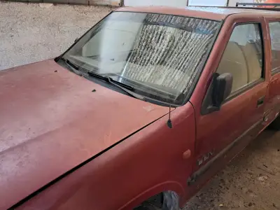 Camioneta pickup roja usada en buen estado - miniatura 1