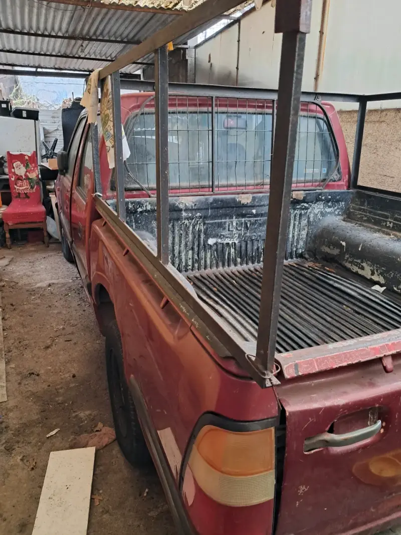 Camioneta pickup roja usada en buen estado - 3