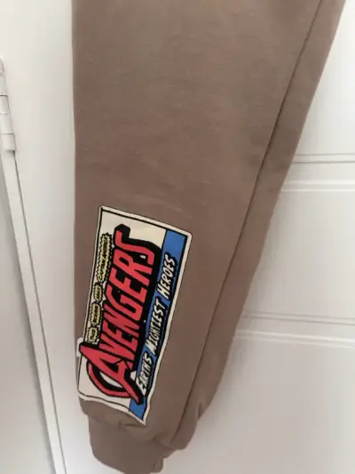 Buzo cargo beige Marvel Avengers para niños - miniatura 2