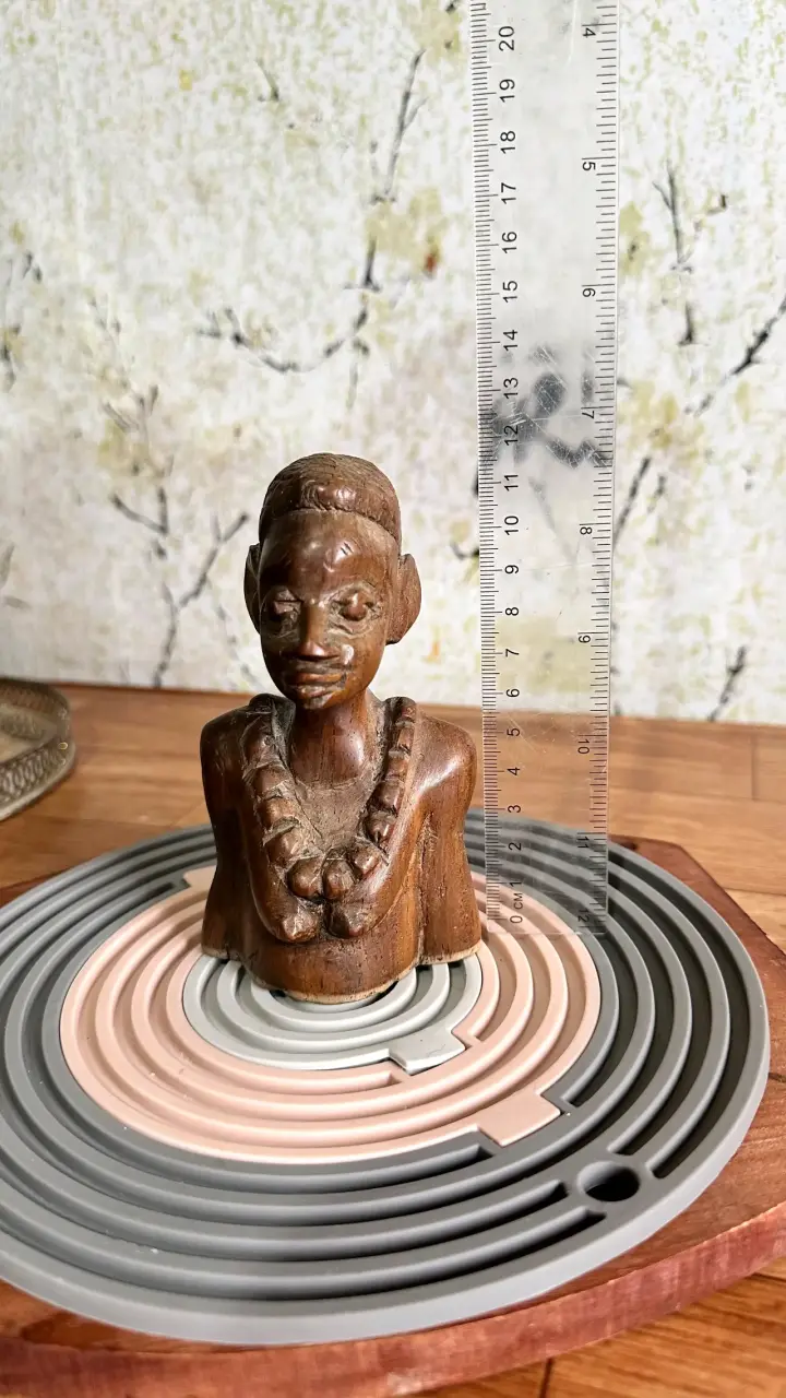 Escultura de madera artesanal africana