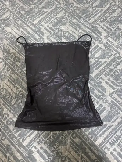 Top negro de tirantes brillantes para mujer - miniatura 1
