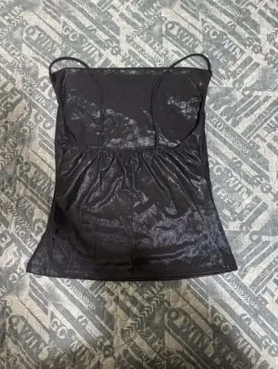Top negro de tirantes brillantes para mujer - miniatura 2