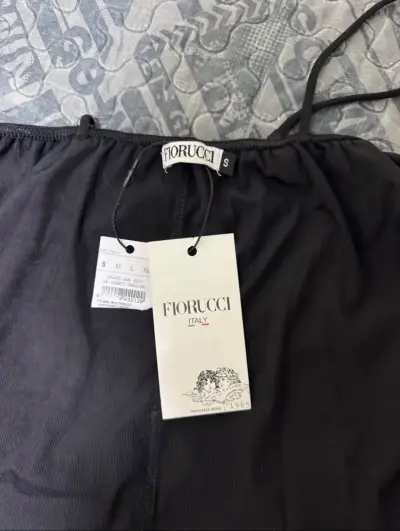 Top negro de tirantes brillantes para mujer - miniatura 3