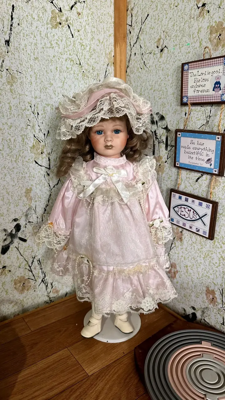 Muñeca de porcelana vintage con vestido rosa