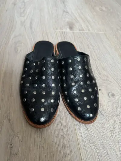 Sueco negro con tachas metálicas talla 35 - miniatura 1