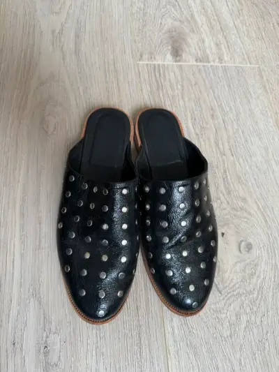 Sueco negro con tachas metálicas talla 35 - miniatura 2