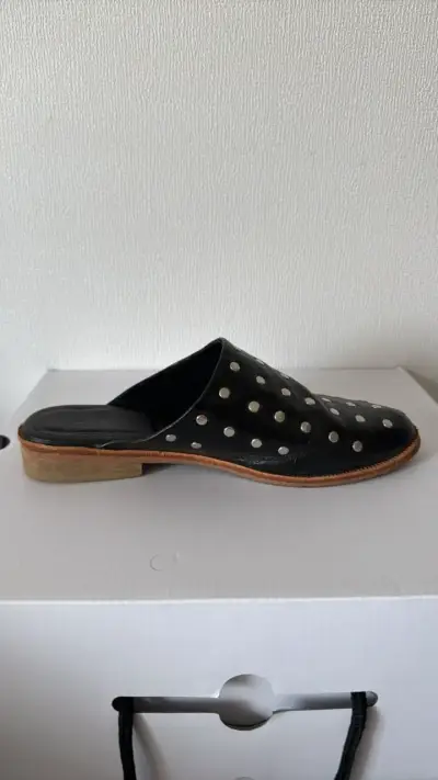 Sueco negro con tachas metálicas talla 35 - miniatura 6
