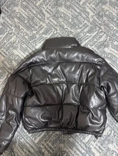Chaqueta acolchada negra de cuero sintético - miniatura 1