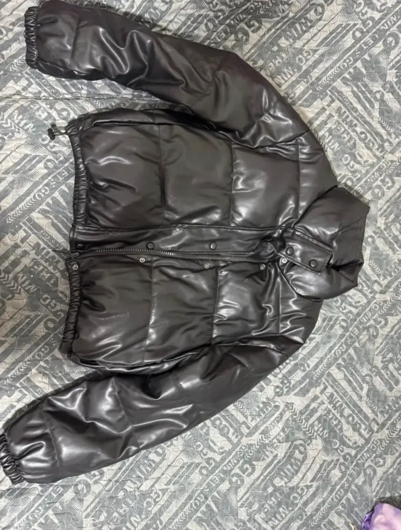 Chaqueta acolchada negra de cuero sintético - 2