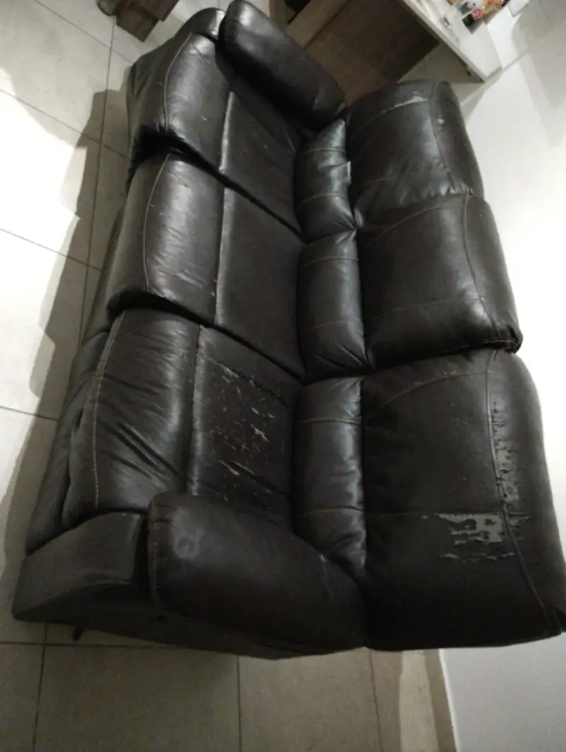 Sofá reclinable de cuero desgastado