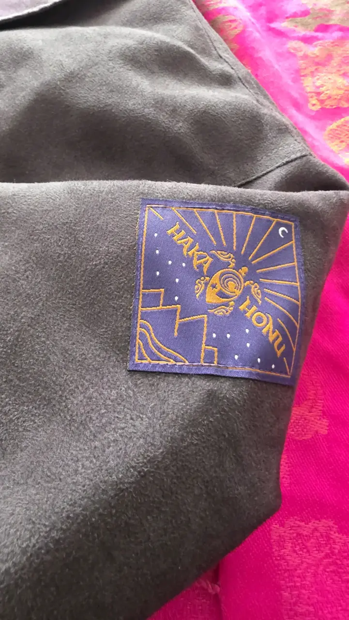 Chaqueta gris con detalles morados Haka Honu retro - 4