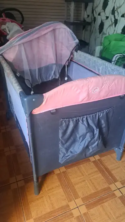 Cuna corral portátil para bebé con mosquitero - miniatura 1