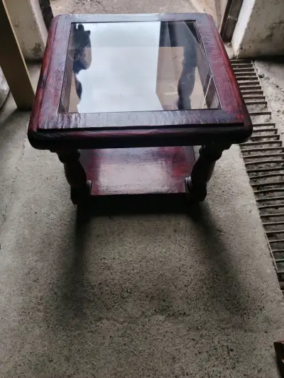 Mesa de centro de madera con vidrio - miniatura 2