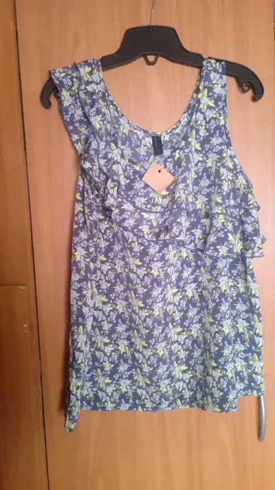 Blusa floral sin mangas para mujer - miniatura 1