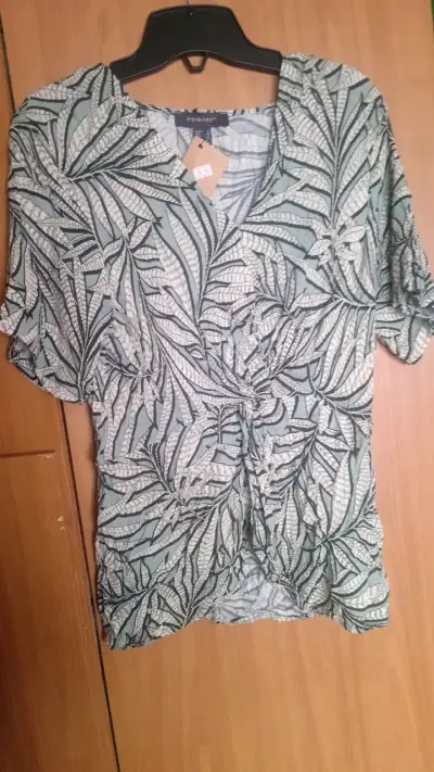 Blusa floral sin mangas para mujer - miniatura 2