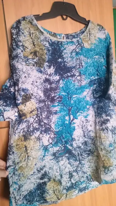 Blusa floral sin mangas para mujer - miniatura 3