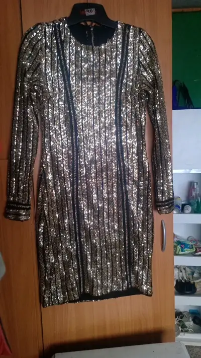 Vestido de lentejuelas doradas elegante - miniatura 1