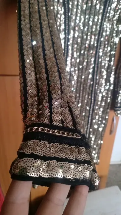 Vestido de lentejuelas doradas elegante - miniatura 2