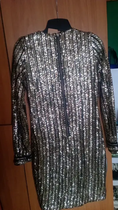 Vestido de lentejuelas doradas elegante - miniatura 4