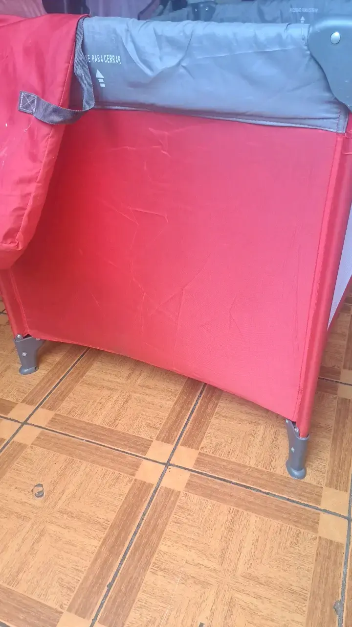 Cuna corral portátil roja para bebé - 3