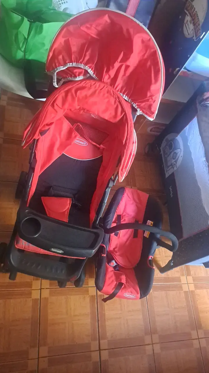 Coche de bebé Bebesit rojo con portabebés