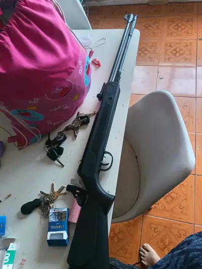 Rifle de aire comprimido negro en buen estado - miniatura 1