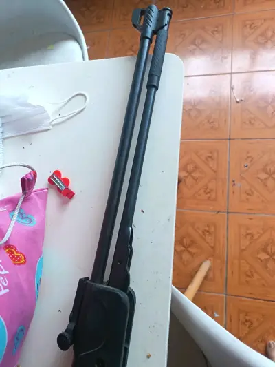 Rifle de aire comprimido negro en buen estado - miniatura 3