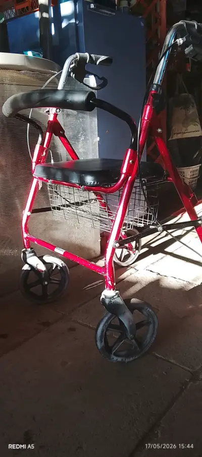 Andador rojo con asiento y frenos - miniatura 1