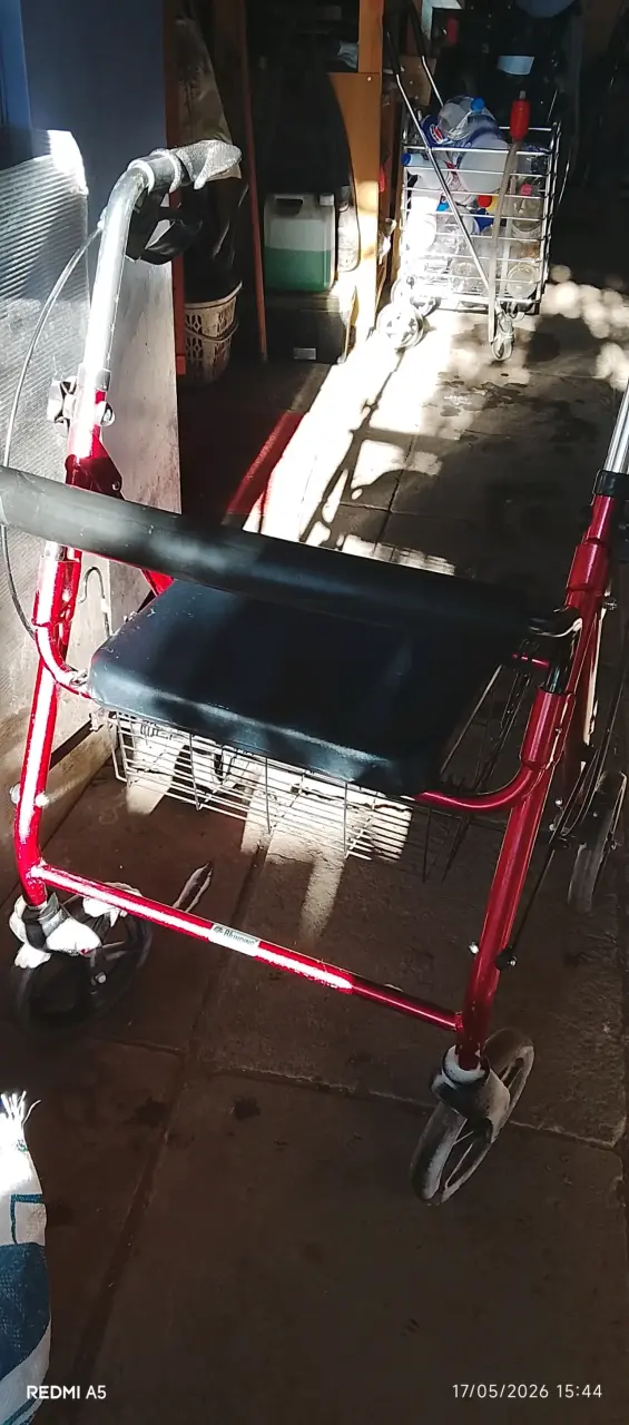 Andador rojo con asiento y frenos - 2
