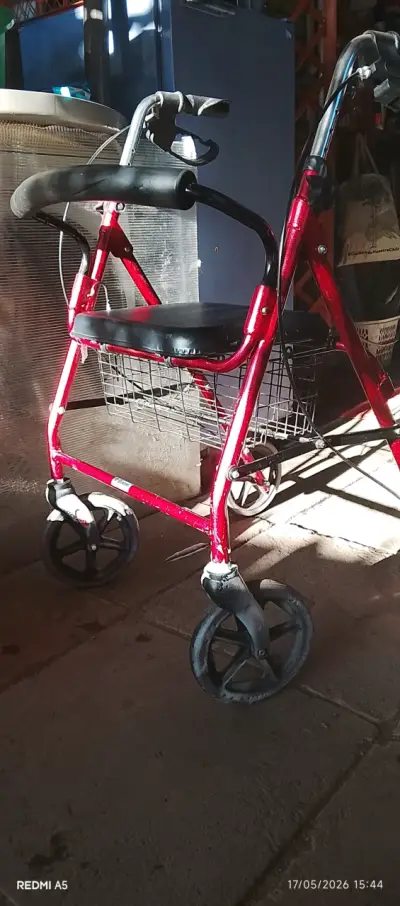 Andador rojo con asiento y frenos - miniatura 3