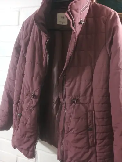 Chaqueta acolchada burdeos para mujer - miniatura 2