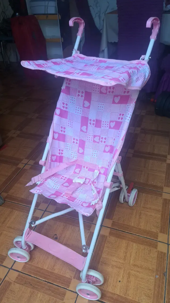 Coche de paseo plegable rosa para niña
