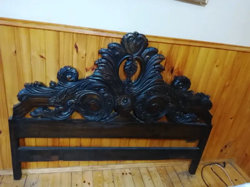 Cabecero de cama de madera tallada
