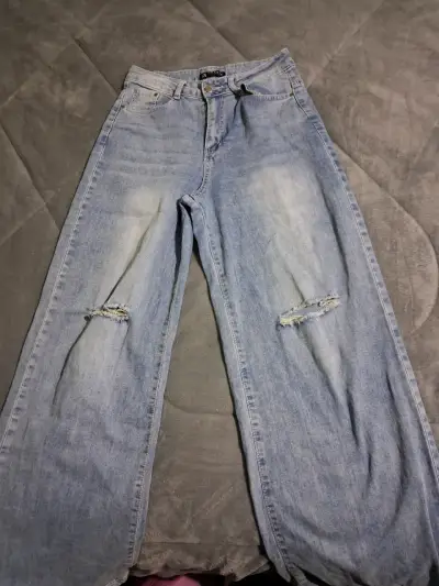 Jeans de mezclilla azul claro con roturas - miniatura 1